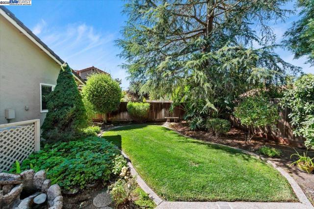 3284 Omega Cir, Pleasanton CA: https://media.crmls.org/mediaz/7f2bfcb3-470f-4157-93c8-652bec0deae0.jpg
