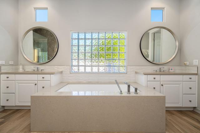 350 Loch Lomond Road, Rancho Mirage CA: https://media.crmls.org/mediaz/7f2d1994-91e0-4b5c-b220-60bd77b8a5e5.jpg
