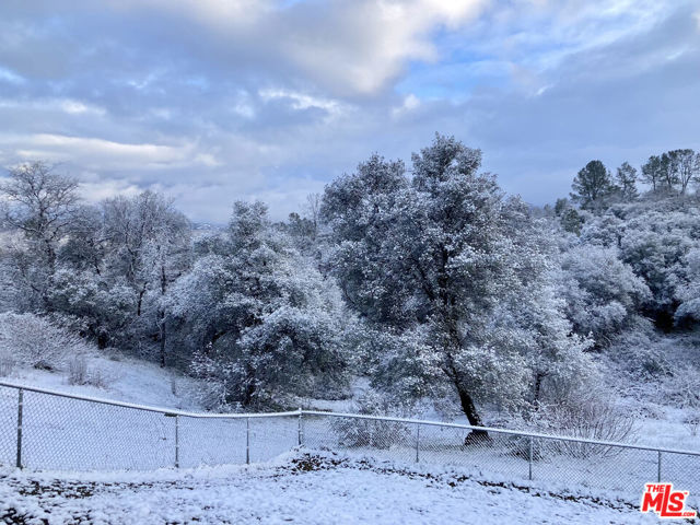 31229 Rolling Meadow Court, Coarsegold CA: https://media.crmls.org/mediaz/7f2dddd4-5cfc-460f-9d55-113aaf297c10.jpg