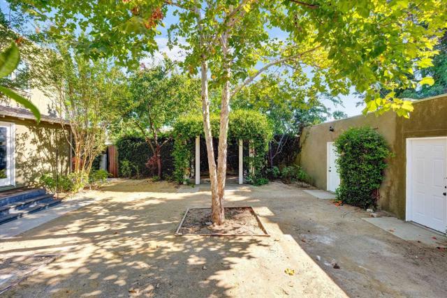 1901 N Catalina Street, Los Angeles CA: https://media.crmls.org/mediaz/7f2e4499-ffb7-4f19-9ded-4e2d354e1a03.jpg