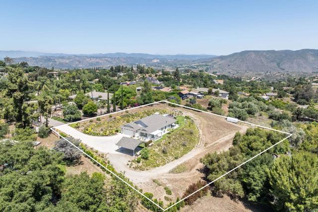 1309 Sunny Heights Road, Fallbrook CA: https://media.crmls.org/mediaz/7f2ea95a-a8ef-4210-beca-59112d64ce45.jpg