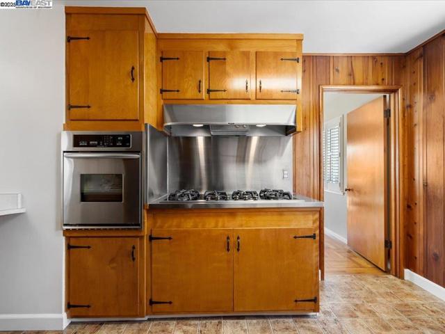 4311 Circle Ave, Castro Valley CA: https://media.crmls.org/mediaz/7f2ec12f-58be-44b9-bf58-3aae64cc37b7.jpg