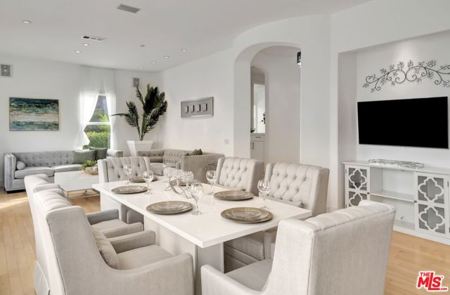 2752 Stone View Court, Los Angeles CA: https://media.crmls.org/mediaz/7f3030f1-4d6d-4585-b60b-80e2736a255e.jpg