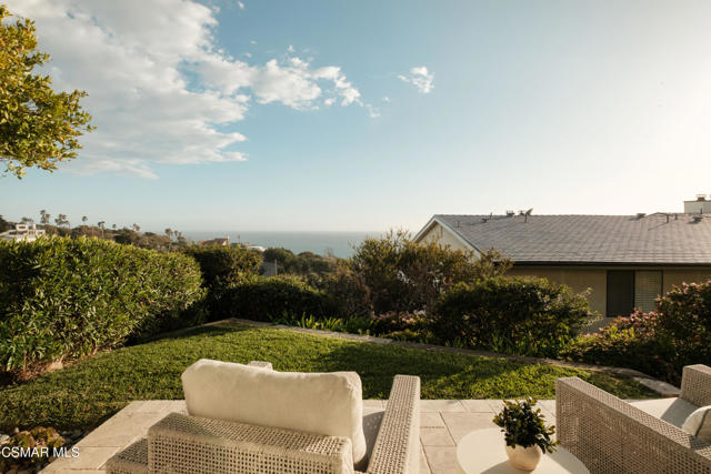 6813 Seawatch Lane, Malibu CA: https://media.crmls.org/mediaz/7f30824d-dd45-41c2-a8b2-e8f69fa7d91b.jpg