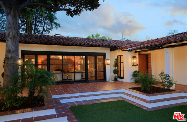 18625 Wells Drive, Tarzana CA: https://media.crmls.org/mediaz/7f30f5a7-191b-4681-8aa5-6508b436858e.jpg