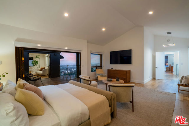 8021 Floral Avenue, Los Angeles CA: https://media.crmls.org/mediaz/7f314419-b30a-4926-b40f-ff451d3a6479.jpg