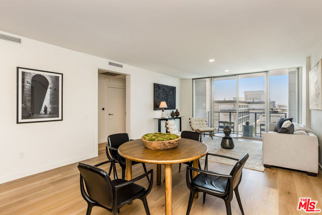 8500 Burton Way, Los Angeles CA: https://media.crmls.org/mediaz/7f320aae-436d-4862-b47b-21a9f631c1e7.jpg