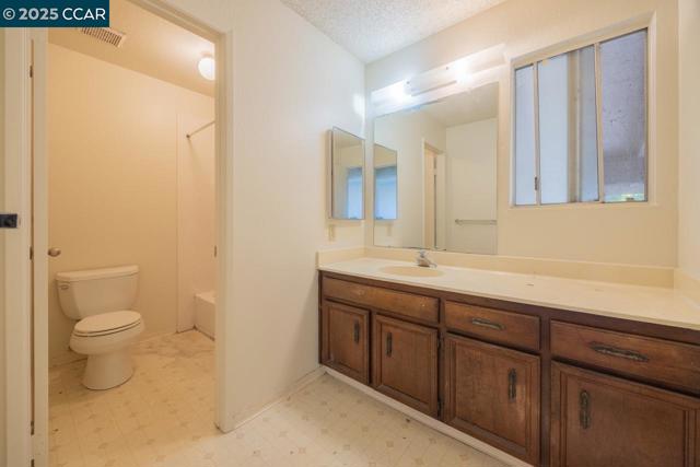 139 Thrush Ct, Hercules CA: https://media.crmls.org/mediaz/7f326c83-d018-4750-b303-1c3caf0f58b5.jpg
