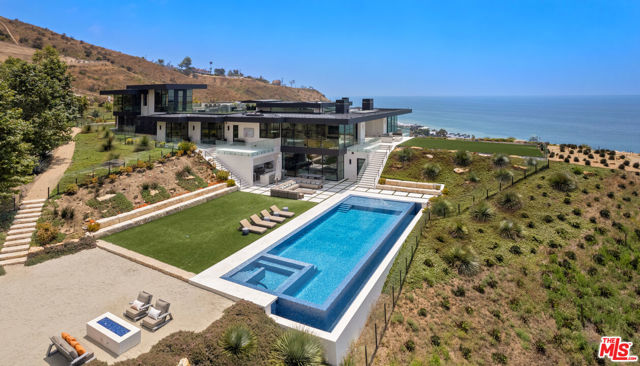 5012 Carbon Beach Terrace, Malibu CA: https://media.crmls.org/mediaz/7f330850-6622-473f-8f41-431a3921c3b2.jpg