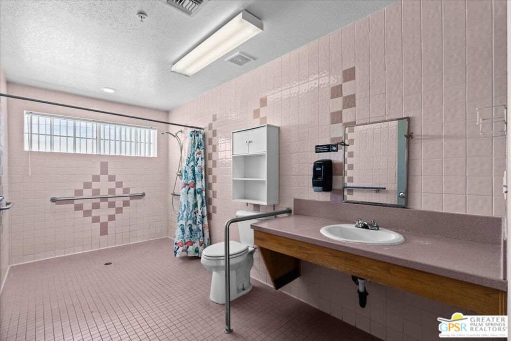 https://media.crmls.org/mediaz/7f334597-dcac-470b-9c29-a03817313b6c.jpg?preset=X-Large