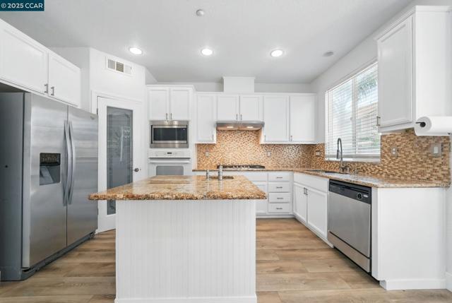 1782 Anastasia Dr, Brentwood CA: https://media.crmls.org/mediaz/7f3406bb-b8fe-4ae7-84e2-d09860981196.jpg