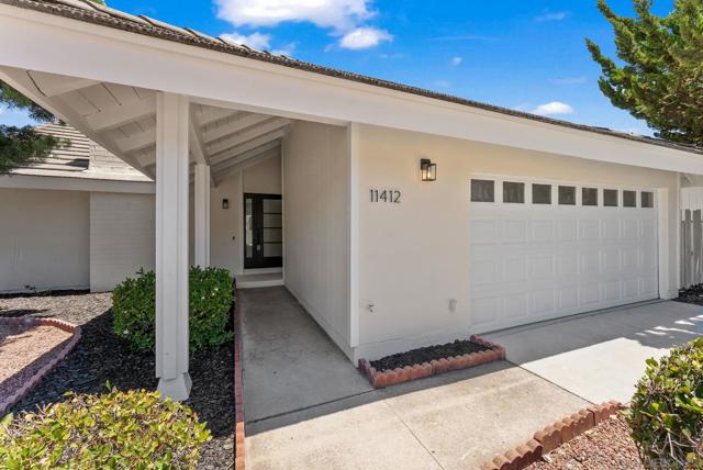 11412 Lucera Pl, San Diego CA: https://media.crmls.org/mediaz/7f344911-6f6a-4f1b-a7d0-22f20e6da8da.jpg