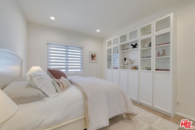 833 17th Street, Santa Monica CA: https://media.crmls.org/mediaz/7f34cf27-0bee-49cd-b5e0-f01d1425c1b0.jpg
