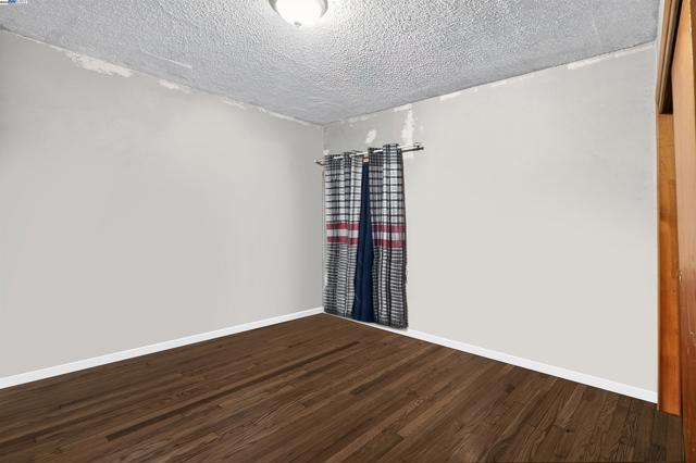 1045 72nd Avenue, Oakland CA: https://media.crmls.org/mediaz/7f356915-8d47-4084-93a4-580145fd04bd.jpg