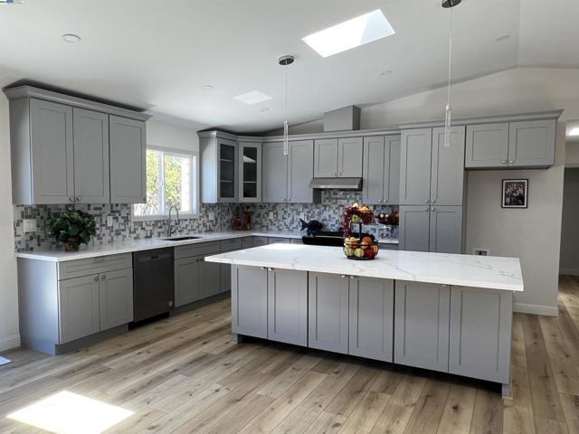 2559 Lynn Ave, Concord CA: https://media.crmls.org/mediaz/7f35a018-e58d-443d-98ba-ea043cd9102e.jpg