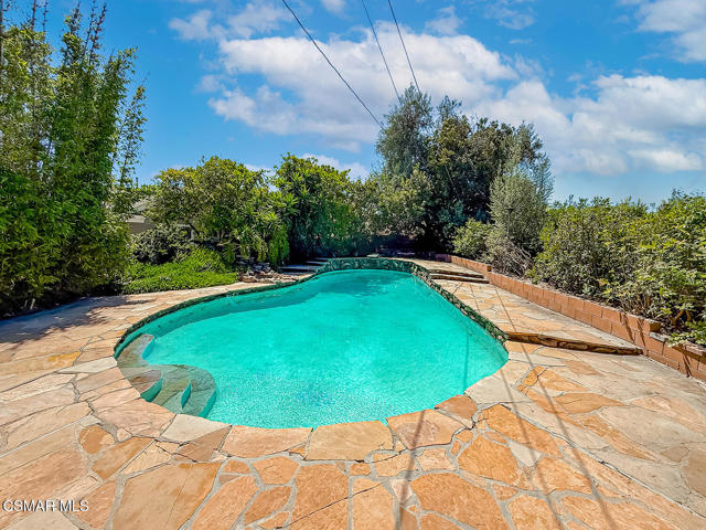 136 Erten Street, Thousand Oaks CA: https://media.crmls.org/mediaz/7f3670a7-dbc1-4cff-a1e3-5341a8996009.jpg