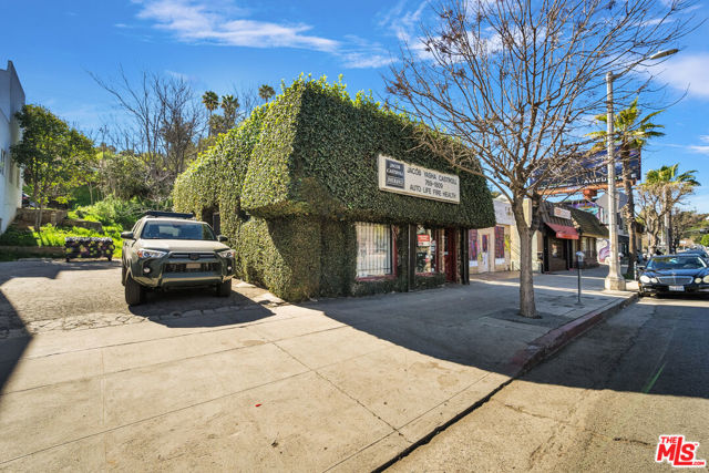 11352 VENTURA Boulevard photo 1