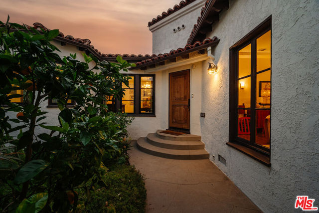 3975 Sutro Avenue, Los Angeles CA: https://media.crmls.org/mediaz/7f371f55-6ce0-4958-aeff-2bbe6ca1c229.jpg