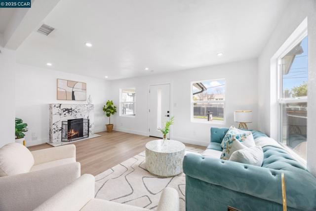 2133 39Th Ave, Oakland CA: https://media.crmls.org/mediaz/7f387b16-e898-4f5d-88b2-b8a860a137aa.jpg