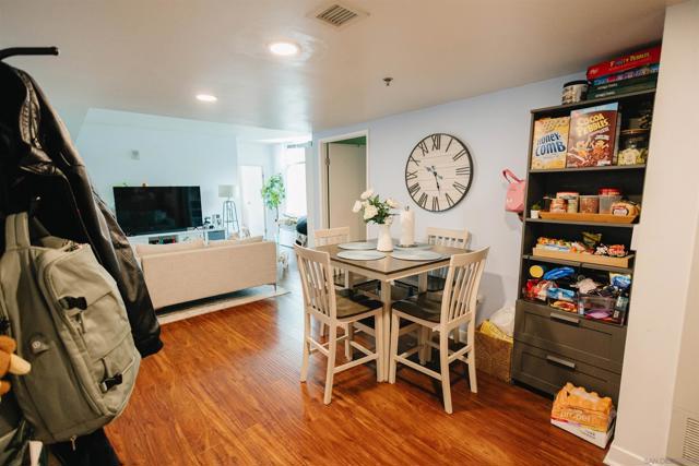 425 Beech St, San Diego, California 92101, 2 Bedrooms Bedrooms, ,2 BathroomsBathrooms,Condominium,For Sale,Beech St,240016344SD