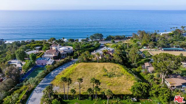6435 Meadows Court, Malibu CA: https://media.crmls.org/mediaz/7f399e4b-e447-49da-9bb9-5195558647c7.jpg