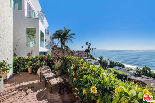 17810 Castellammare Drive, Pacific Palisades CA: https://media.crmls.org/mediaz/7f39c85e-6eb1-4563-a379-796abd6b4256.jpg