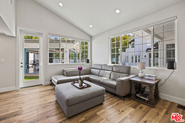 8944 Enfield Avenue, Sherwood Forest CA: https://media.crmls.org/mediaz/7f3b5ed4-7492-4a6f-95df-4eeba18ea610.jpg