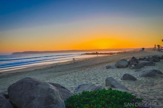 1720 Avenida Del Mundo, Coronado CA: https://media.crmls.org/mediaz/7f3c1698-4e08-452d-8af4-91a7fc97442a.jpg