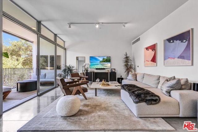 901 Hancock Avenue, West Hollywood CA: https://media.crmls.org/mediaz/7f3ce479-1a6a-42c6-9034-b12cf3cd31c6.jpg