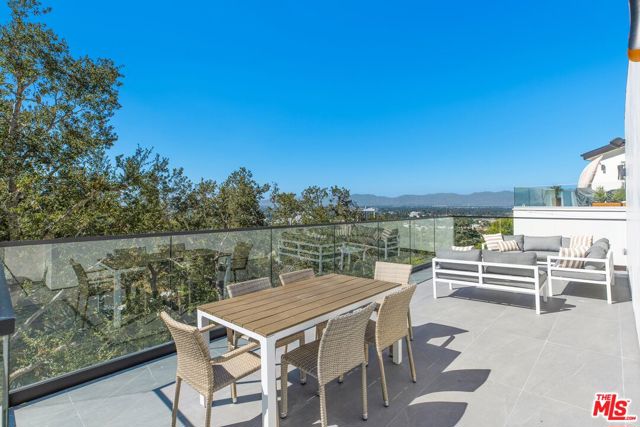 14899 Round Valley Drive, Sherman Oaks CA: https://media.crmls.org/mediaz/7f3d41f3-cc5b-4f3c-af8e-b3de7f78de83.jpg
