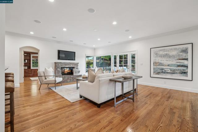 3746 Deer Trail Ct, Danville CA: https://media.crmls.org/mediaz/7f3daa91-b3f7-4765-bcd2-9f32a049e13b.jpg