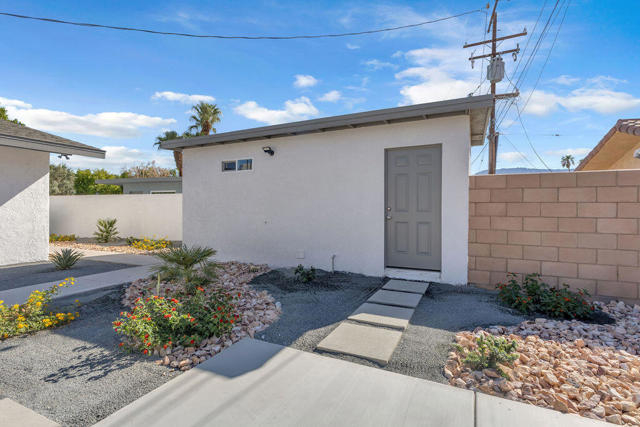 44635 San Carlos Avenue, Palm Desert CA: https://media.crmls.org/mediaz/7f3ee51e-26fc-4991-9e13-7e041718fa6b.jpg