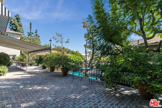 1219 SUNSET PLAZA Drive, West Hollywood CA: https://media.crmls.org/mediaz/7f408a20-4dc4-4f86-99dd-336f65a1d38b.jpg