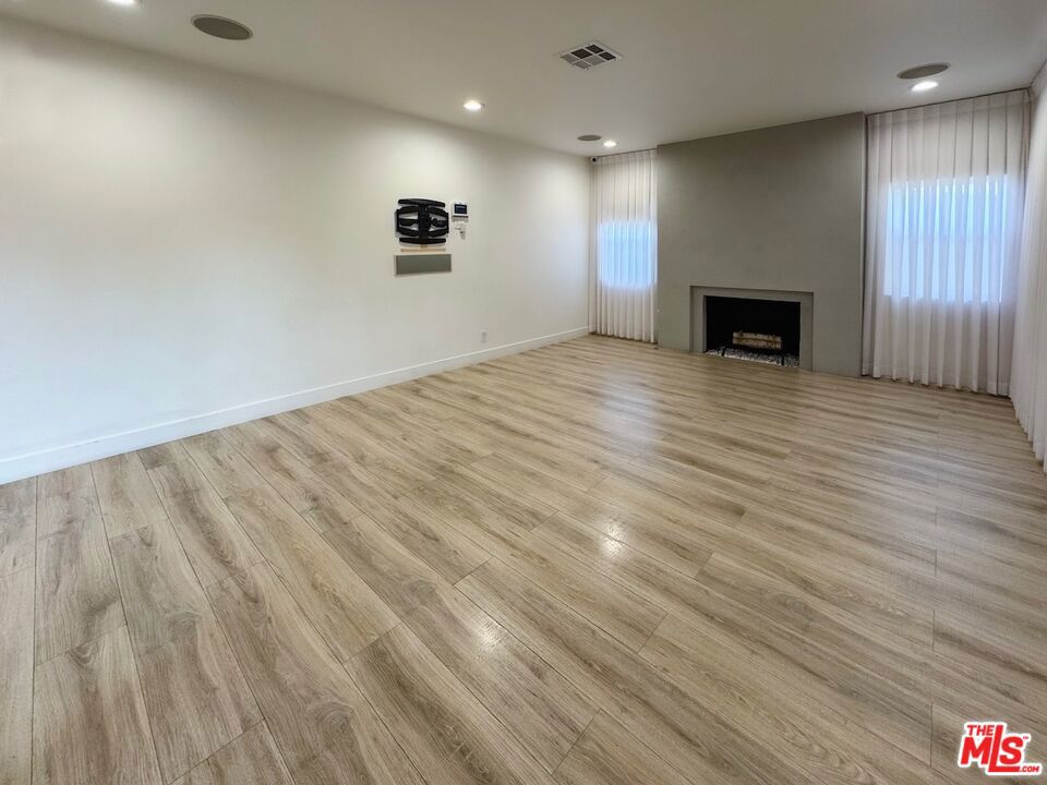 https://media.crmls.org/mediaz/7f41e0ea-05d5-43c3-976f-4e615d808523.jpg?preset=X-Large