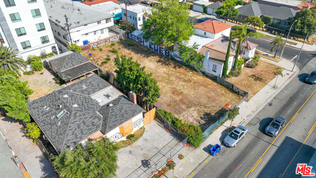 1562 S Fairfax Avenue, Los Angeles CA: https://media.crmls.org/mediaz/7f423cb7-7ef7-4531-a358-cfc5400af0b3.jpg