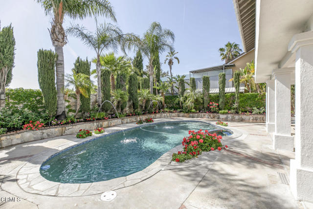 8857 Bluffdale Dr, Sun Valley CA: https://media.crmls.org/mediaz/7f425e6f-bd34-4cab-a8a1-0a044c3bead0.jpg