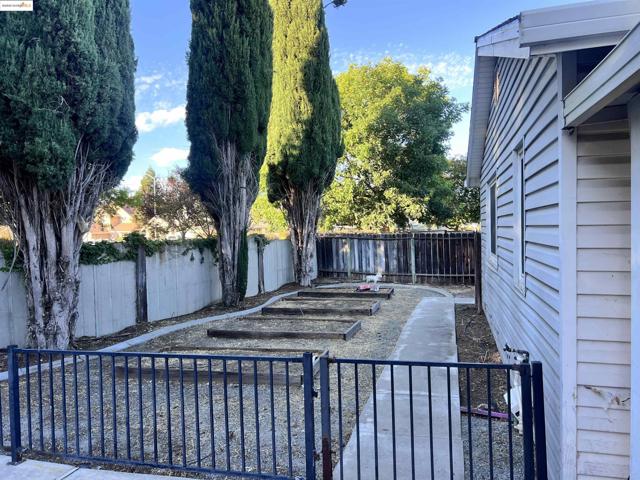 19 LISA COURT, Brentwood CA: https://media.crmls.org/mediaz/7f42e304-b366-42ec-9265-63738af36f81.jpg
