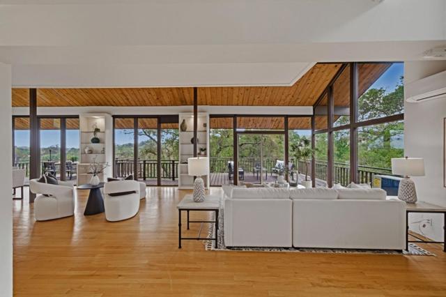 435 Golden Oak Drive, Portola Valley CA: https://media.crmls.org/mediaz/7f4411ec-0d0d-46fa-93d0-6539d868b864.jpg