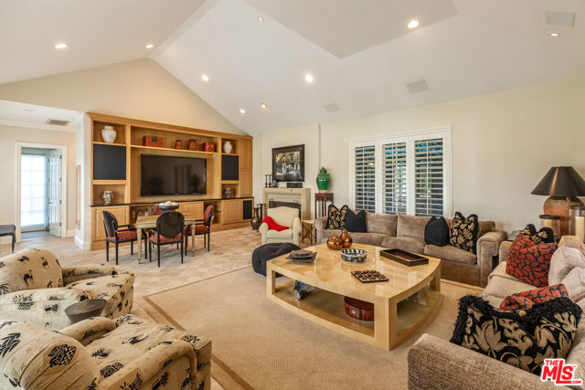 5200 Encino Avenue, Encino CA: https://media.crmls.org/mediaz/7f44719c-6f6d-45e9-8122-3acfd360c3ee.jpg