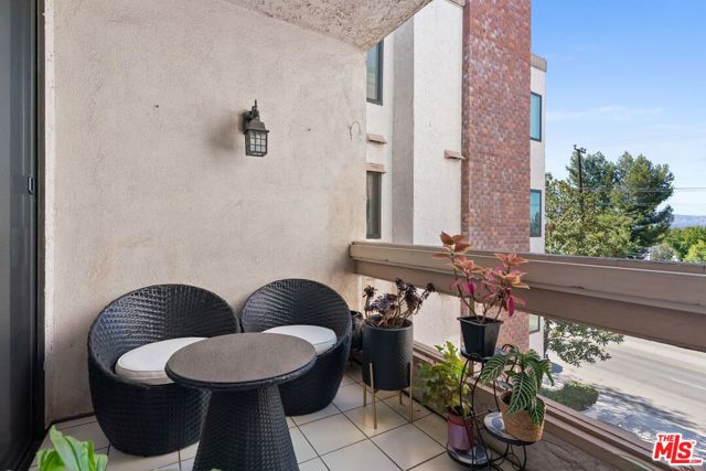 17130 Burbank Boulevard, Encino CA: https://media.crmls.org/mediaz/7f449875-7c0a-491e-91e0-2d180b6ea1c3.jpg