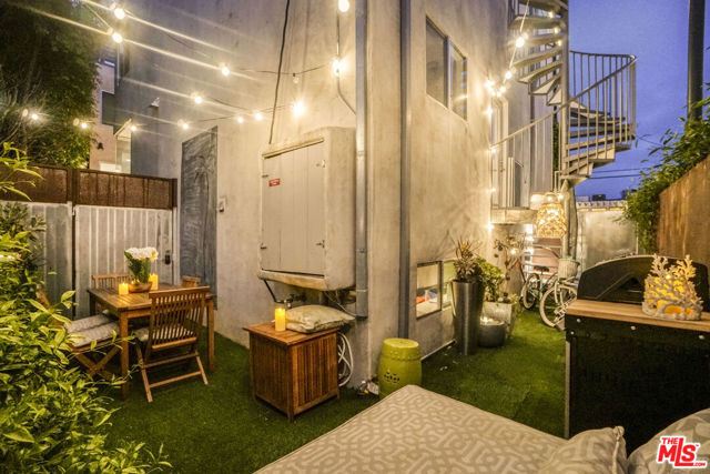 657 Mildred Avenue, Venice CA: https://media.crmls.org/mediaz/7f45c941-17d1-483e-b608-3e873dbe4b7e.jpg