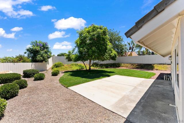 11412 Lucera Pl, San Diego CA: https://media.crmls.org/mediaz/7f46703d-84c1-43e7-8a77-90e42d51fe2f.jpg