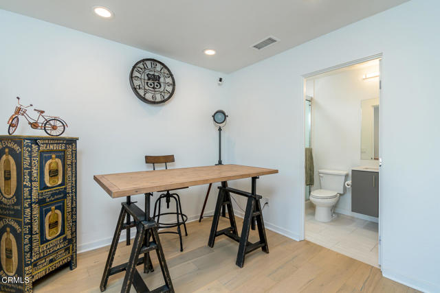 11594 Riverside Drive, North Hollywood CA: https://media.crmls.org/mediaz/7f467e9e-66d0-4aaf-8859-d3acc544ef0e.jpg