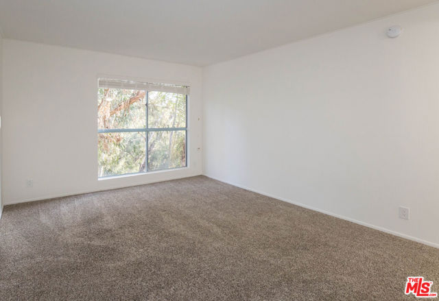 410 S Barrington Avenue, Los Angeles CA: https://media.crmls.org/mediaz/7f474672-a8c6-4b96-a021-acc01671a922.jpg