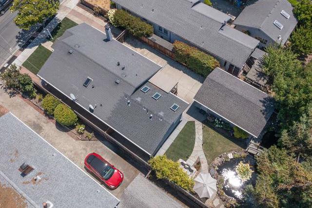 833 Linden Avenue, Burlingame CA: https://media.crmls.org/mediaz/7f47c8e0-15fe-4c80-9e86-cb77c9aa83bd.jpg
