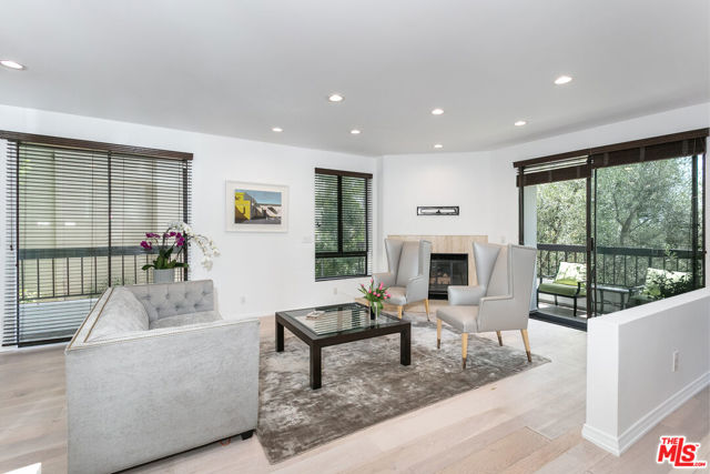 9033 Vista Grande Street, West Hollywood CA: https://media.crmls.org/mediaz/7f488e9a-e14c-4784-8370-11e490e6904d.jpg