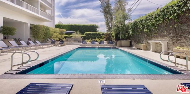 999 N Doheny Drive, West Hollywood CA: https://media.crmls.org/mediaz/7f489723-d2a3-44ba-8204-1ccc125f8361.jpg