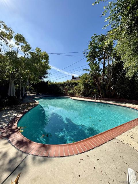 1262 Brittany Cross Rd, North Tustin CA: https://media.crmls.org/mediaz/7f48f1e2-88ec-4cc7-b418-16ce375fbac1.jpg