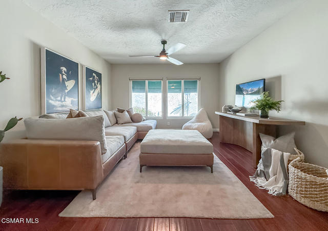 3331 Monte Carlo Drive, Thousand Oaks CA: https://media.crmls.org/mediaz/7f4b45c2-82f1-4621-8db0-b604d0035d02.jpg