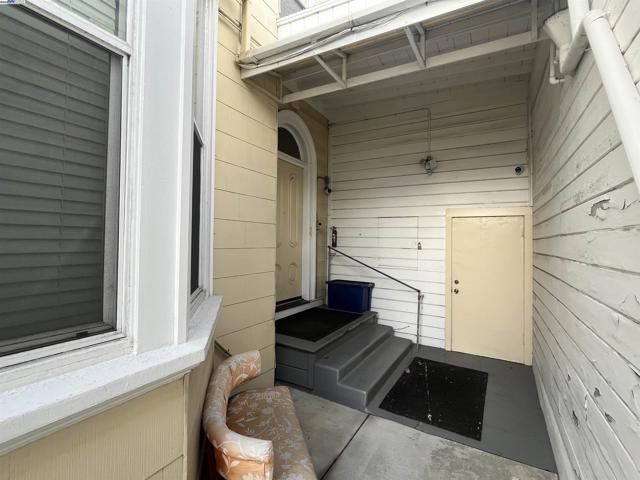 1011 E 11Th St, Oakland CA: https://media.crmls.org/mediaz/7f4bbf77-4cf7-4642-8d05-97294b7e320c.jpg